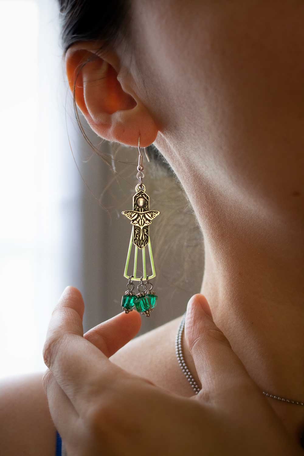 Boucles d'oreilles argentées papillon - Perles vertes en verre - Larmes de Fée lunamanashop