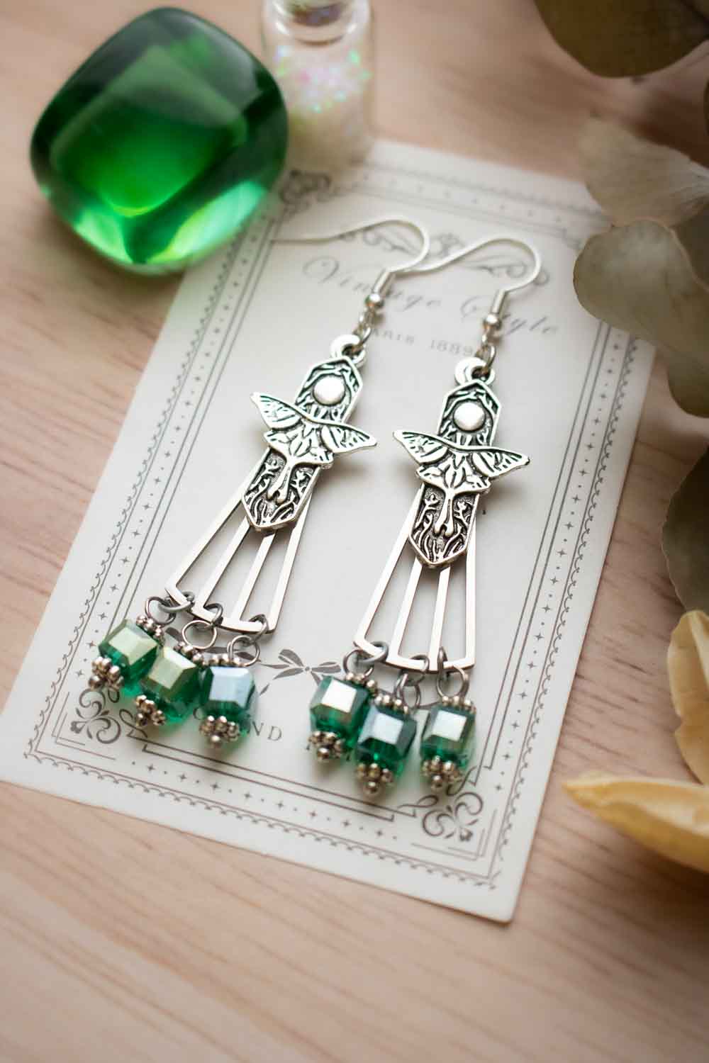 Boucles d'oreilles argentées papillon - Perles vertes en verre - Larmes de Fée lunamanashop