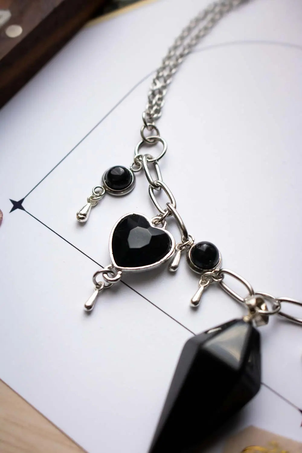 Collier Double chaîne et breloques ténébreuses - Murmures gothiques lunamanashop