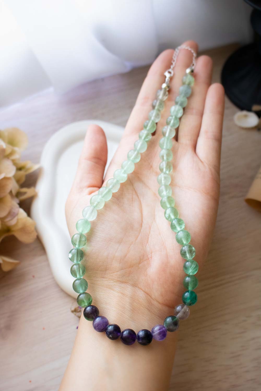 Collier de perles fluorite dégradé - pierre vertes et violettes - Fluorescence lunamanashop