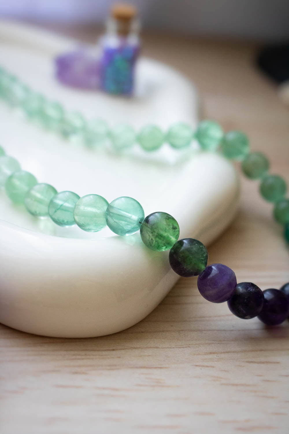 Collier de perles fluorite dégradé - pierre vertes et violettes - Fluorescence lunamanashop