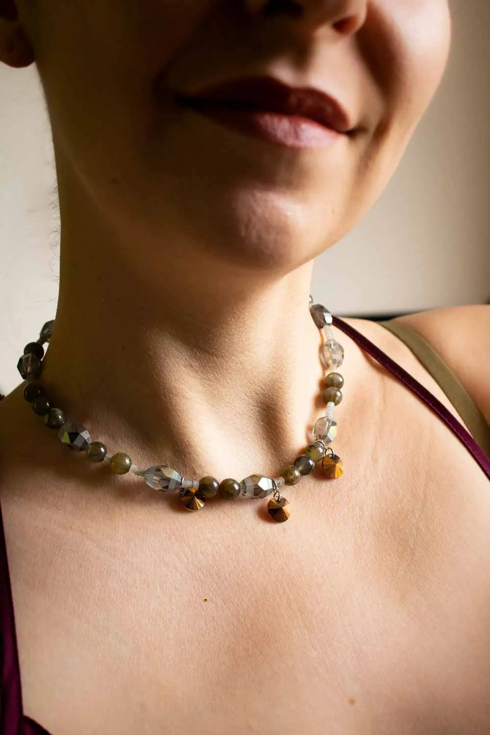 Collier Dorina en Labradorite et perles de verre lunamanashop