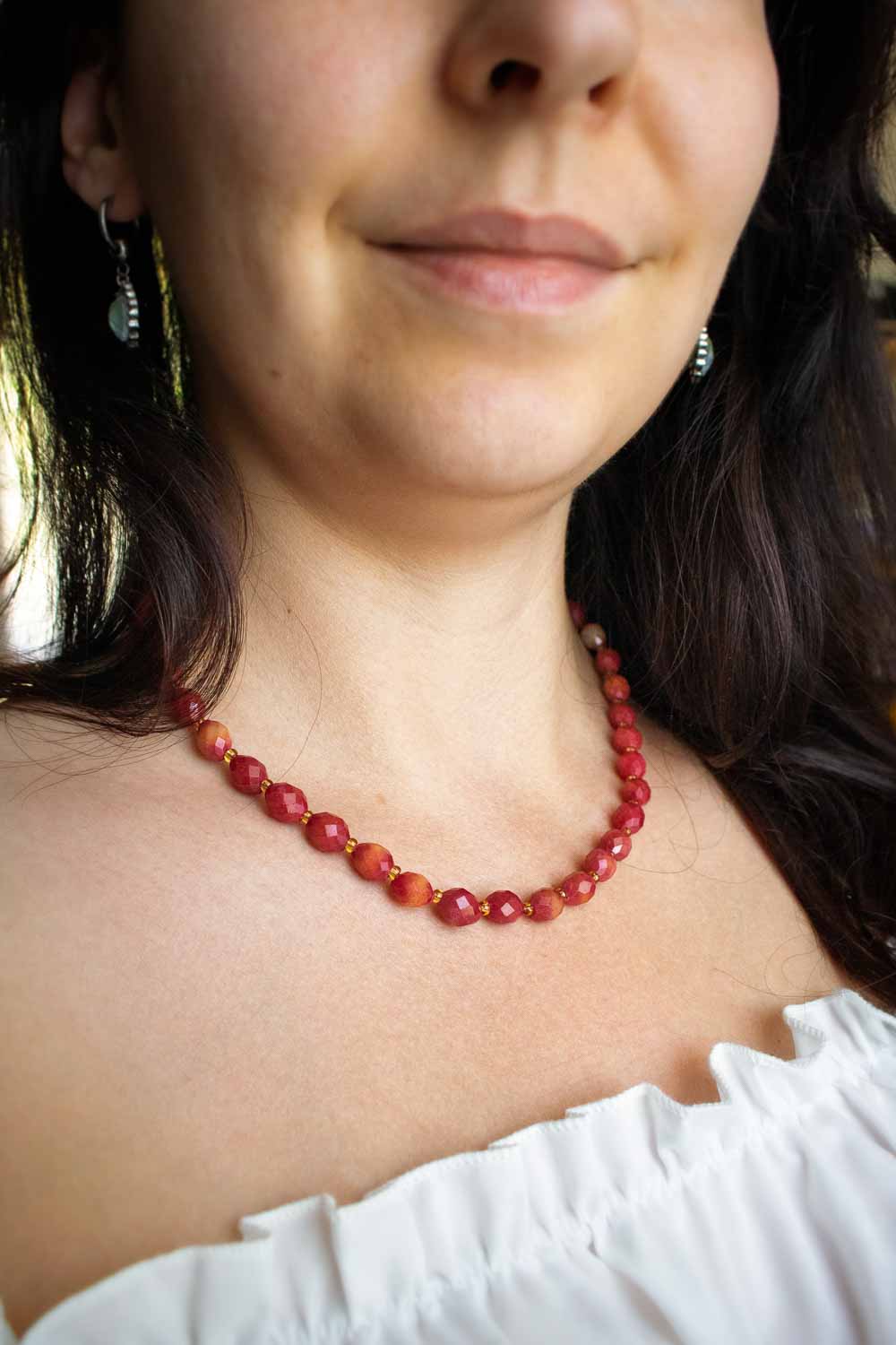 Collier ras de cou jade rouge - perles facettées couleur pêche - Aurore lunamanashop