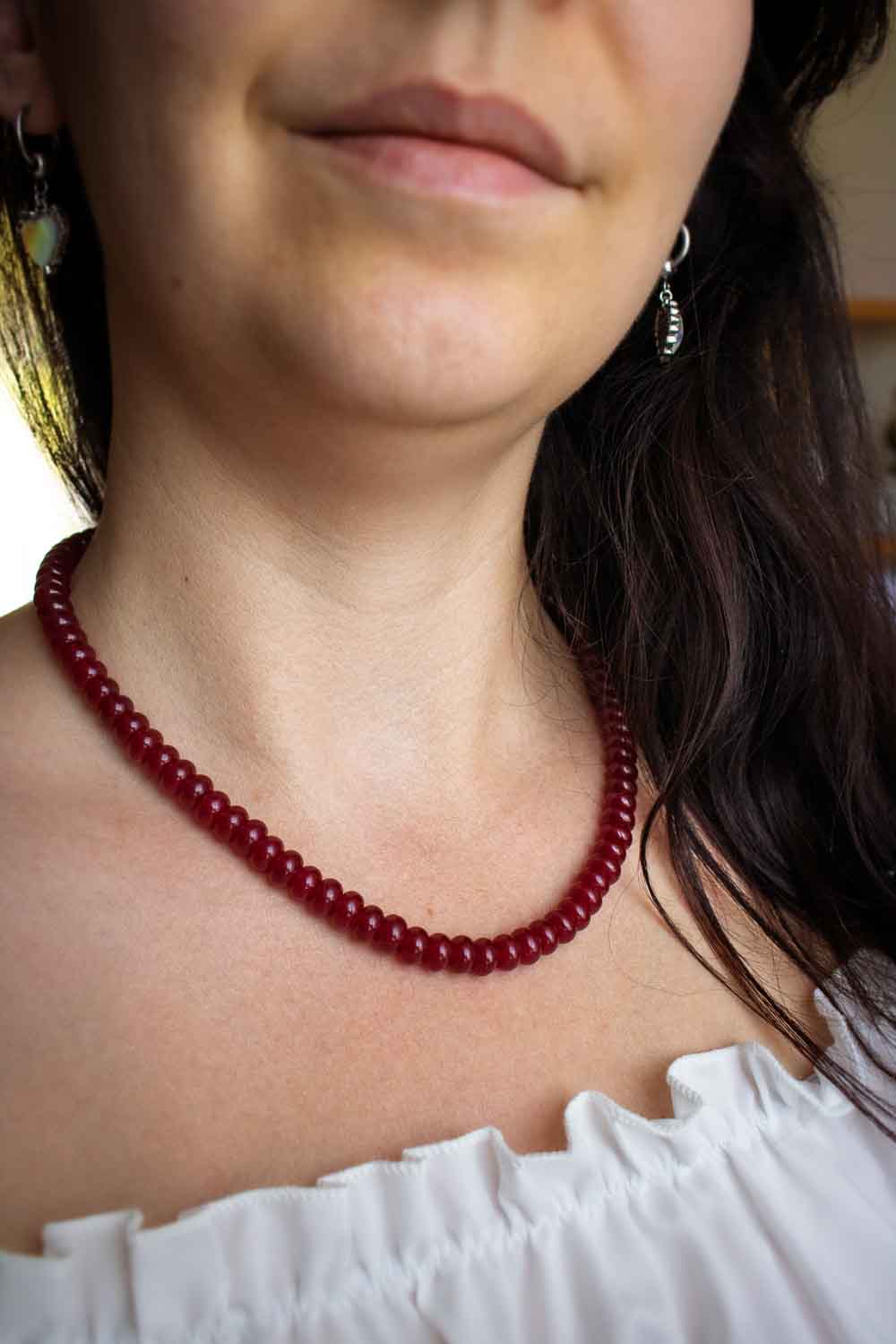 Collier de perles calcédoine rouge - pierre teintées cerise - Cerisaie lunamanashop