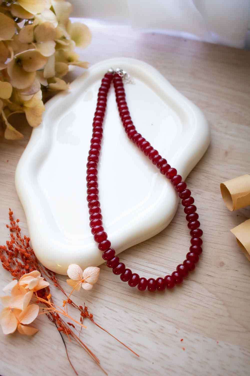 Collier de perles calcédoine rouge - pierre teintées cerise - Cerisaie lunamanashop