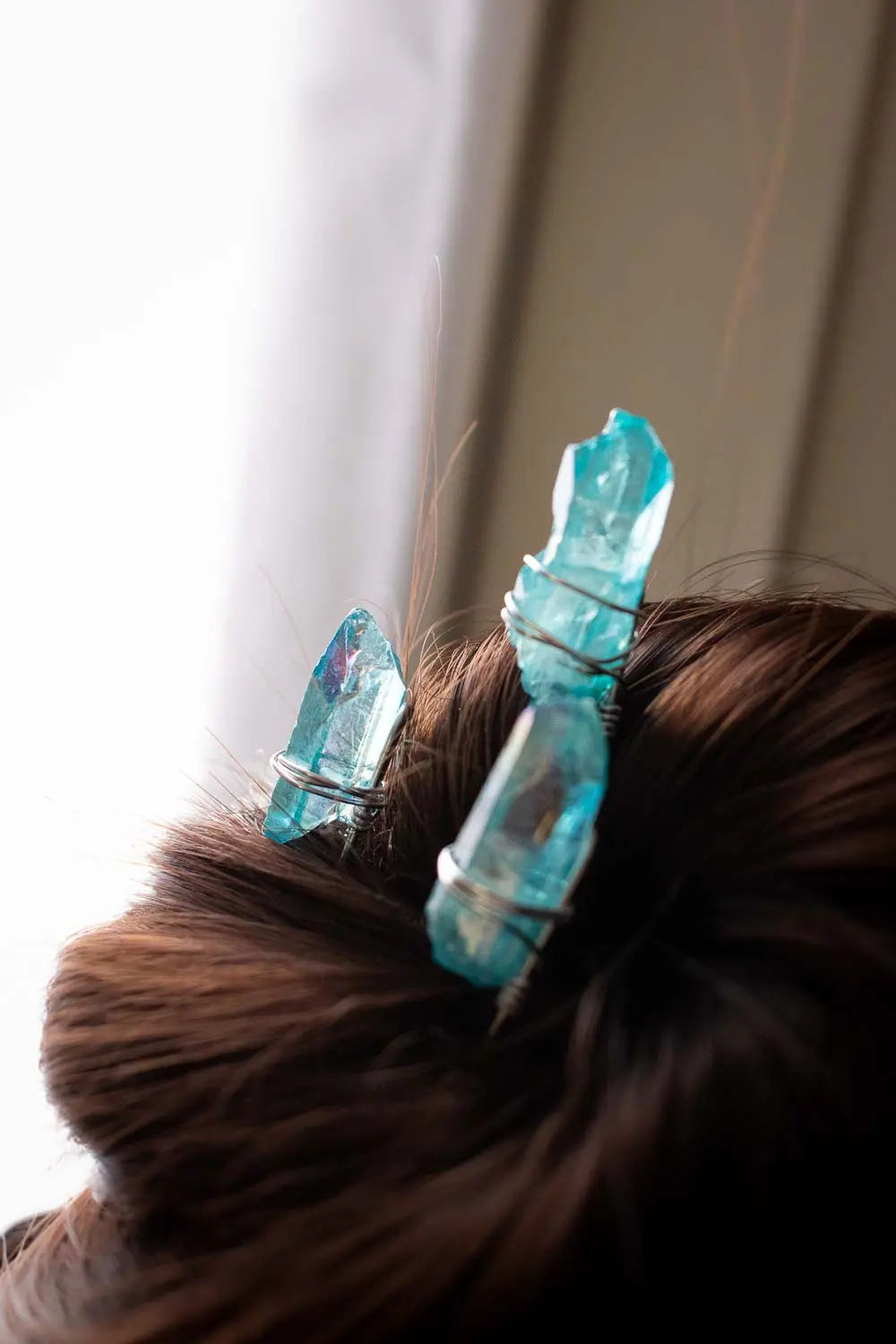 Épingle à cheveux Amy bleu azur en pointe de quartz