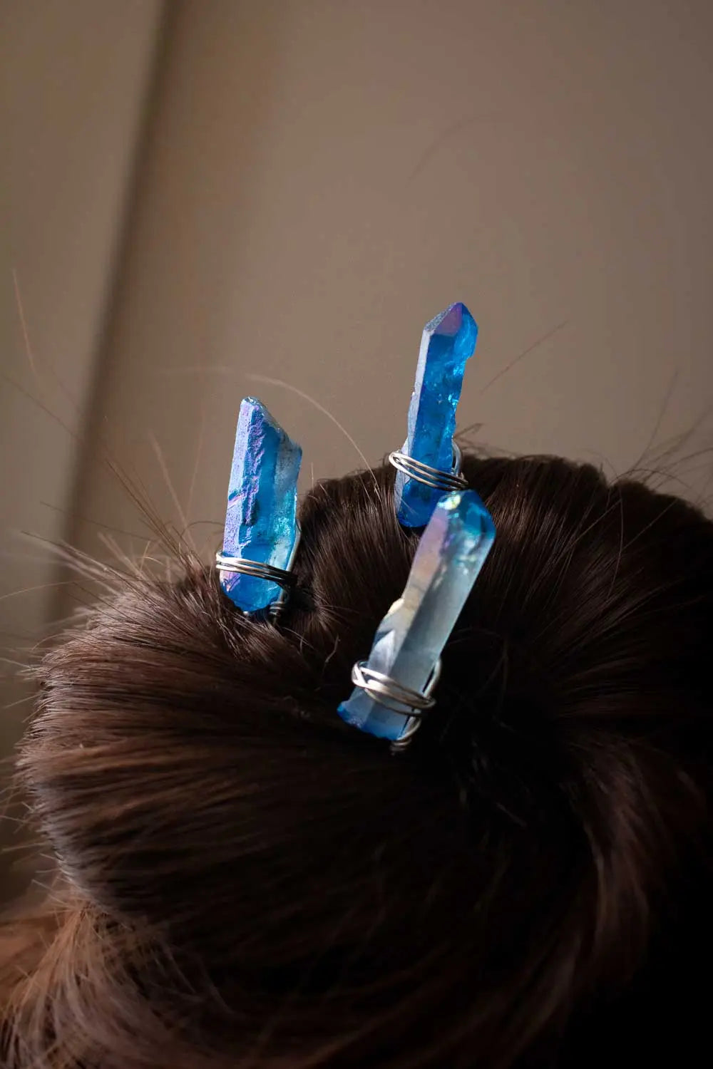 Épingle à cheveux Amy bleu en pointe de quartz lunamanashop
