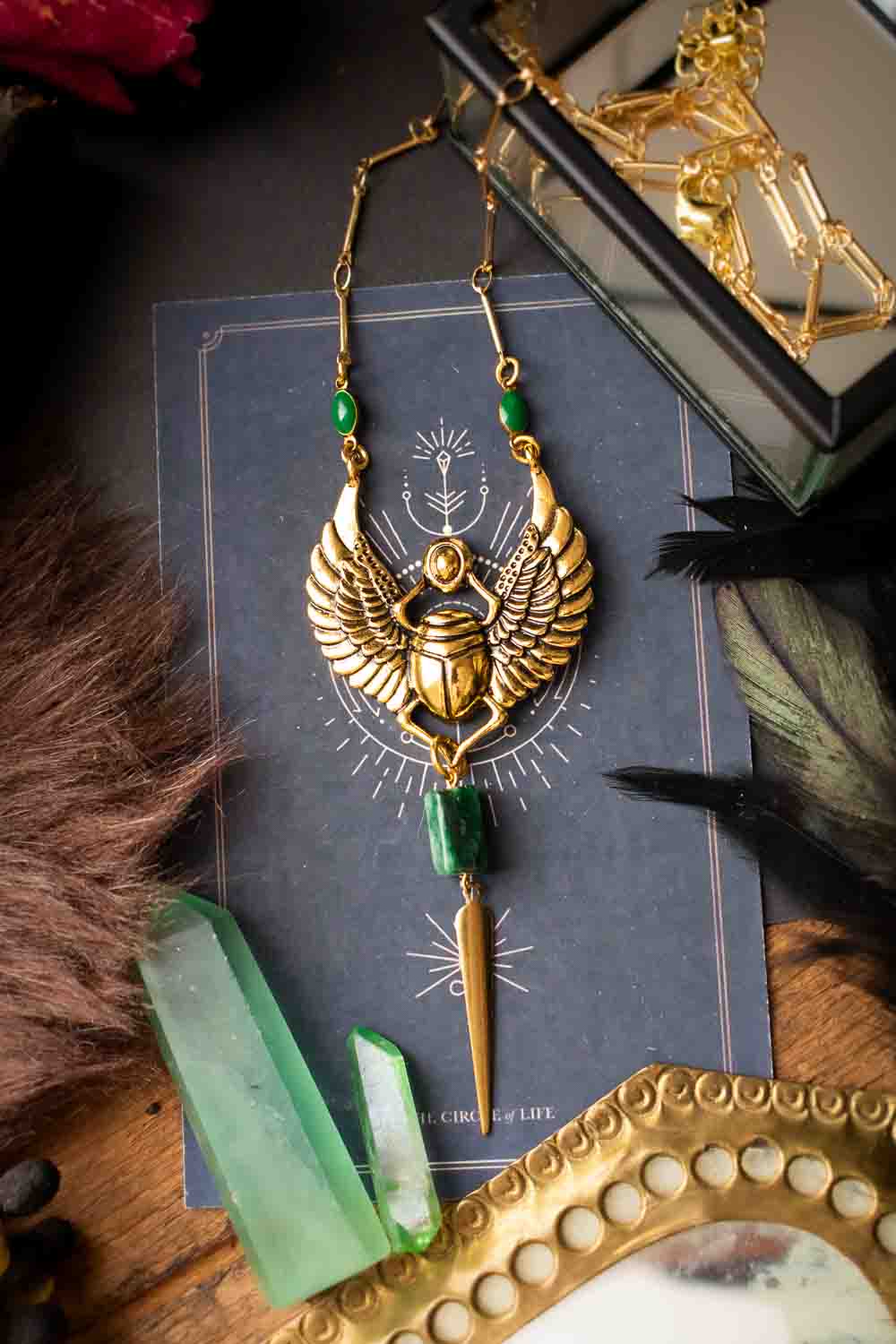 Pendentif "Osiris" doré et émeraude, chaîne plaquée or 18 carats.