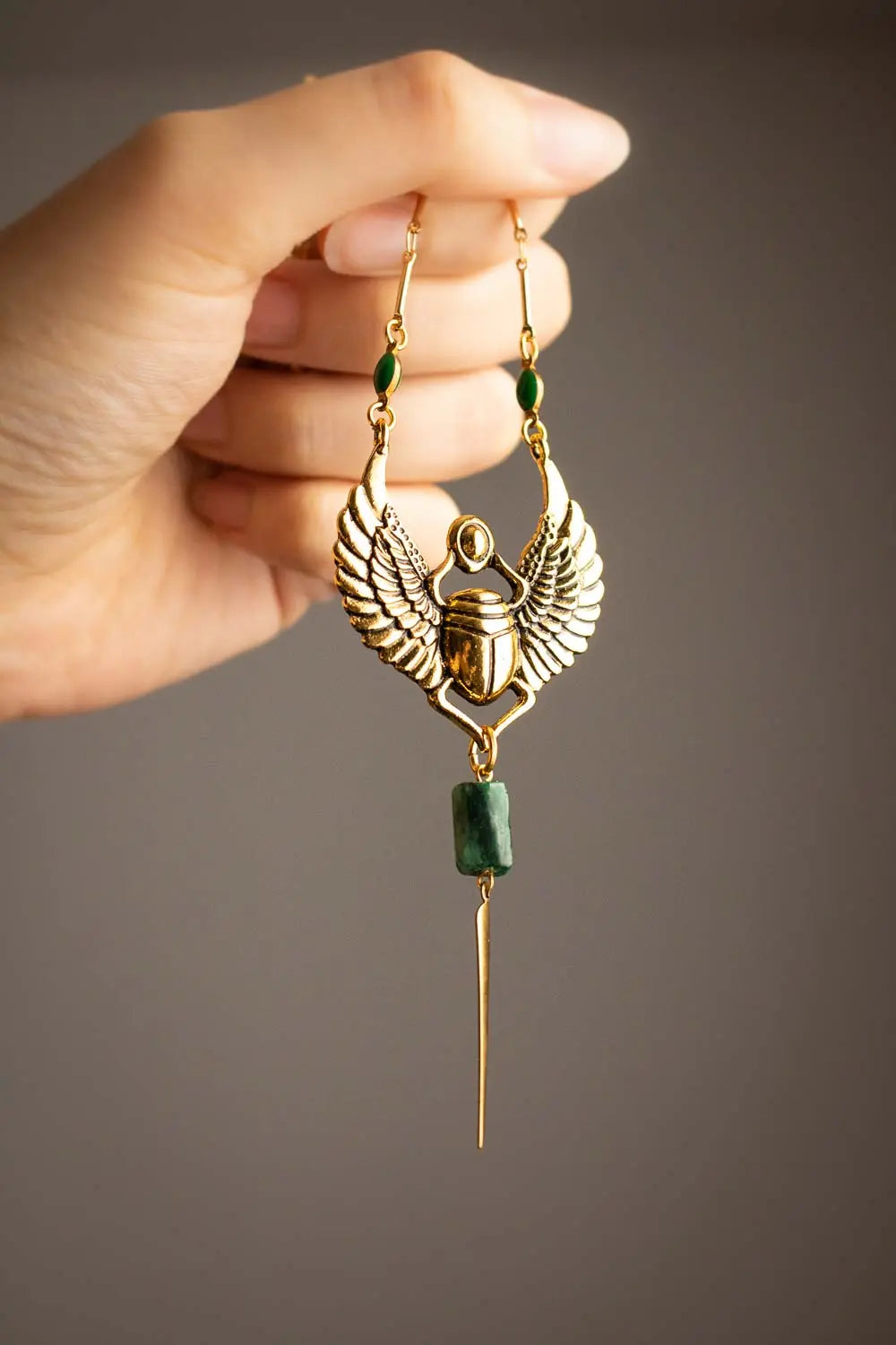 Pendentif Osiris avec scarabée doré et émeraude, chaîne plaquée or 18 carats lunamanashop