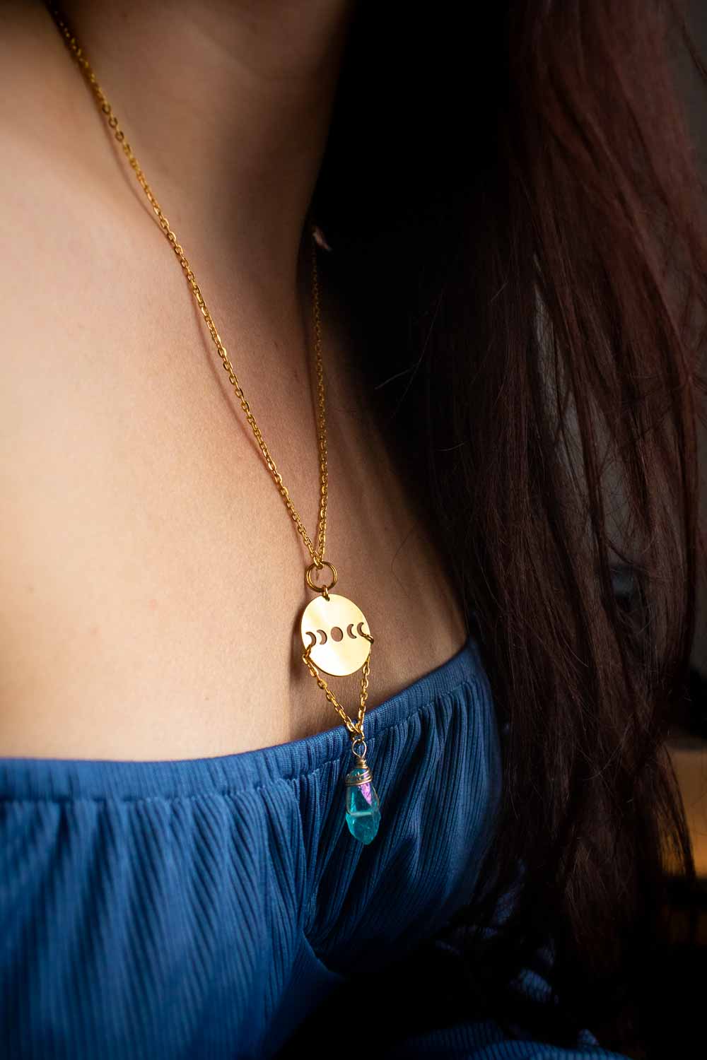 Pendentif Lunaë Cristalline - Cycle lunaire en laiton et quartz bleuté lunamanashop