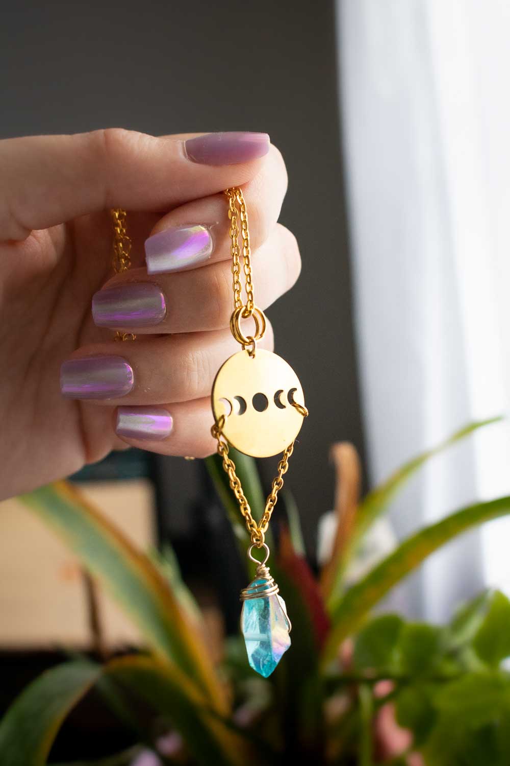 Pendentif Lunaë Cristalline - Cycle lunaire en laiton et quartz bleuté lunamanashop