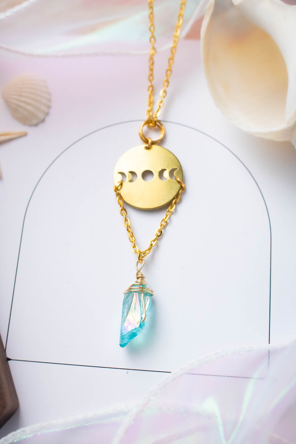 Pendentif Lunaë Cristalline - Cycle lunaire en laiton et quartz bleuté lunamanashop
