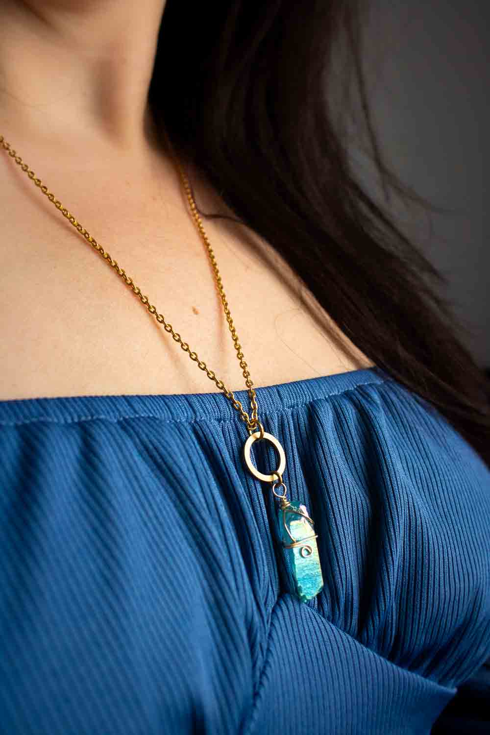 Pendentif Anneau Azurin - Quartz bleuté enlacé de fil doré lunamanashop