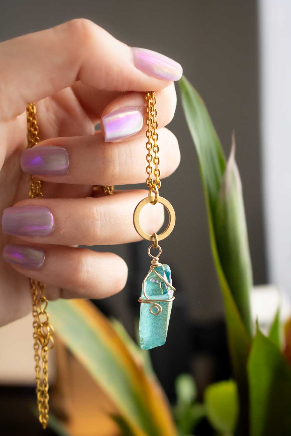 Pendentif Anneau Azurin - Quartz bleuté enlacé de fil doré lunamanashop