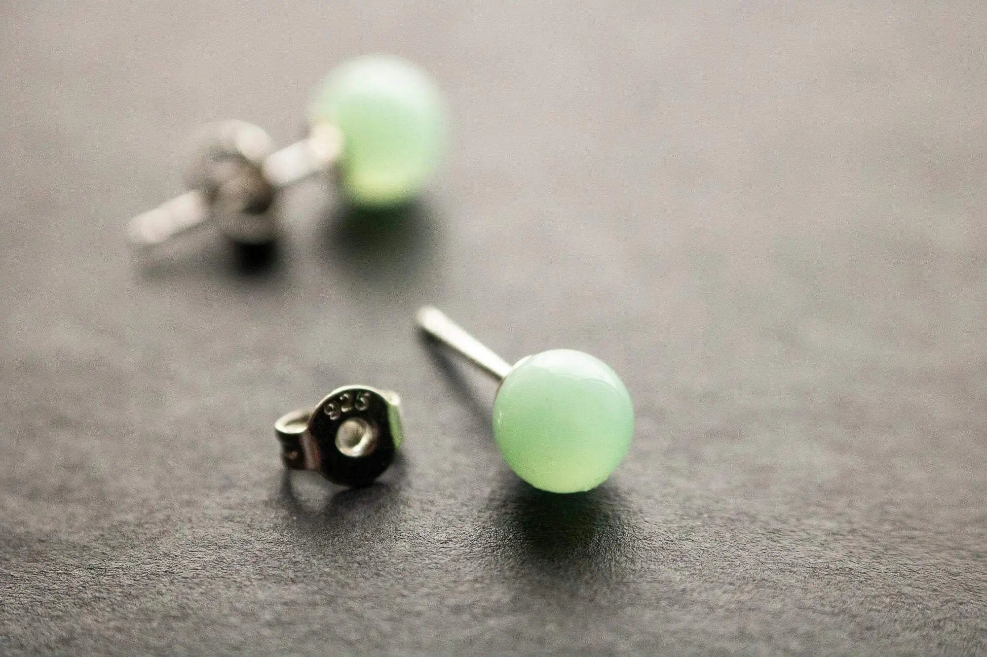 Boucles d'oreilles puce en Chrysoprase verte et argent 925 - LunaMana LunaManaShop