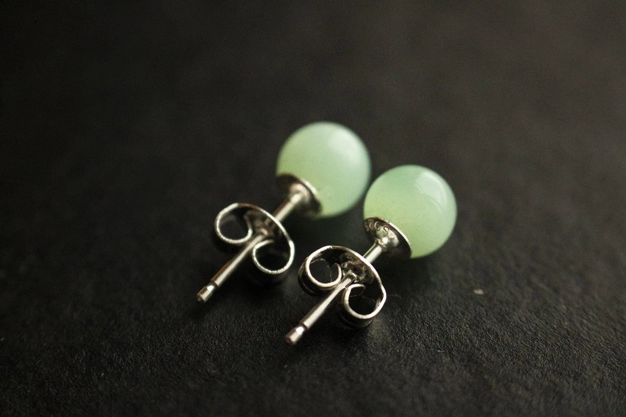 Boucles d'oreilles puce en Chrysoprase verte et argent 925 - LunaMana LunaManaShop