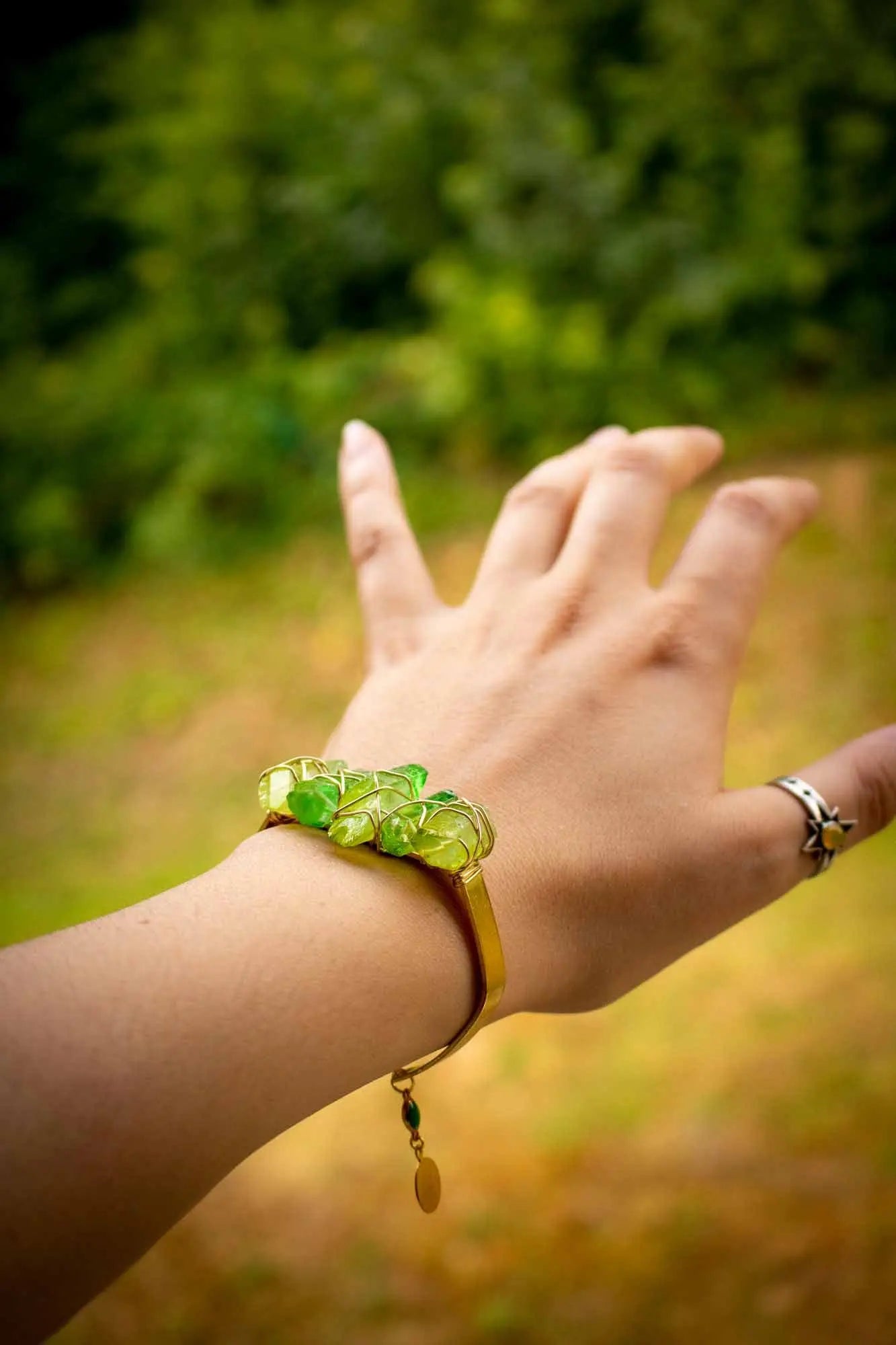 Bracelet manchette dorée en cristaux de Quartz vert. lunamanashop