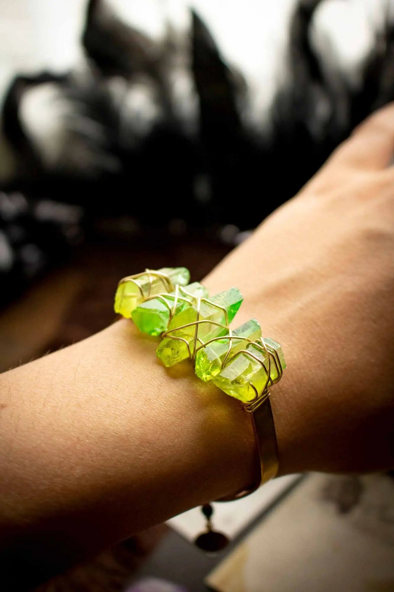 Bracelet manchette dorée en cristaux de Quartz vert. lunamanashop