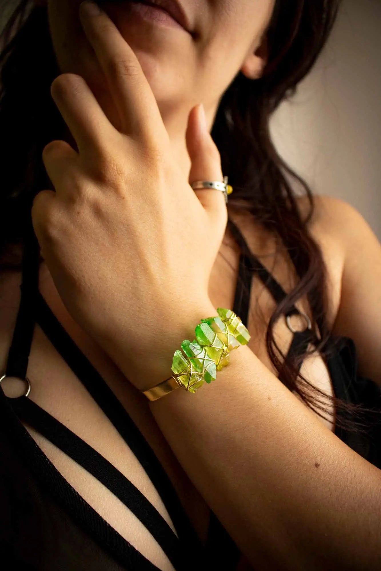 Bracelet manchette dorée en cristaux de Quartz vert lunamanashop