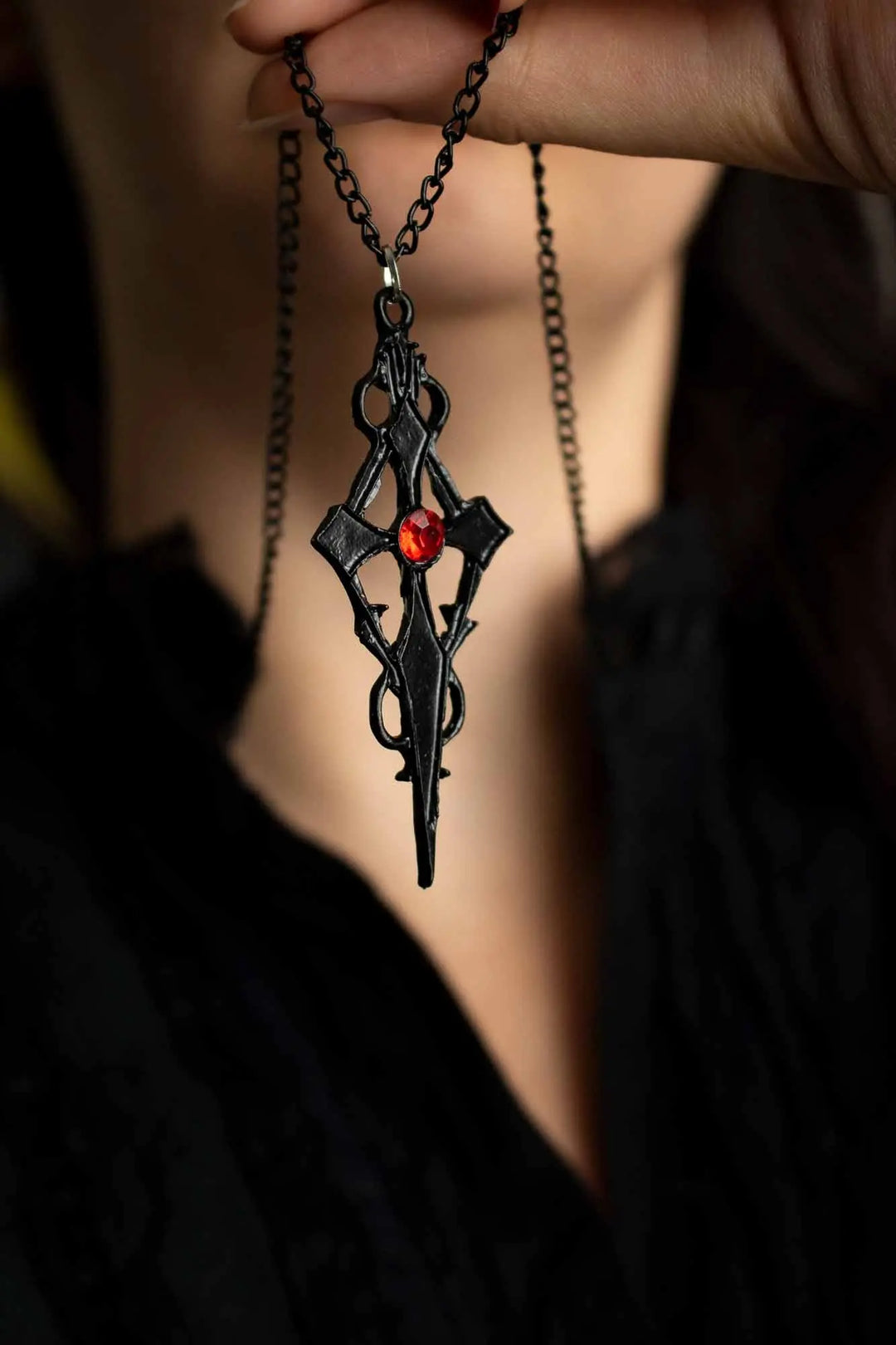 Pendentif avec croix sombre et strass rouge de style gothique lunamanashop