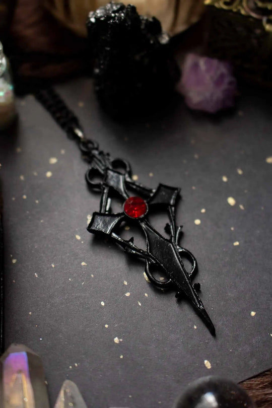 Pendentif avec croix sombre et strass rouge de style gothique lunamanashop