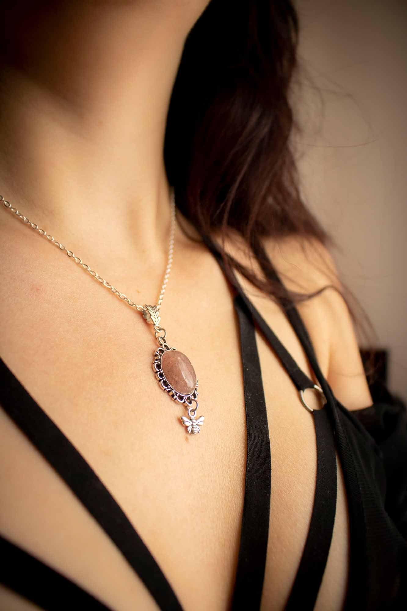 Pendentif en Quartz Fraise et abeille lunamanashop