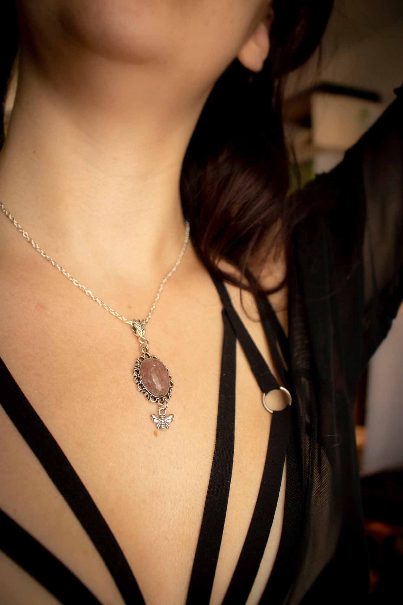 Pendentif en Quartz Fraise et abeille lunamanashop