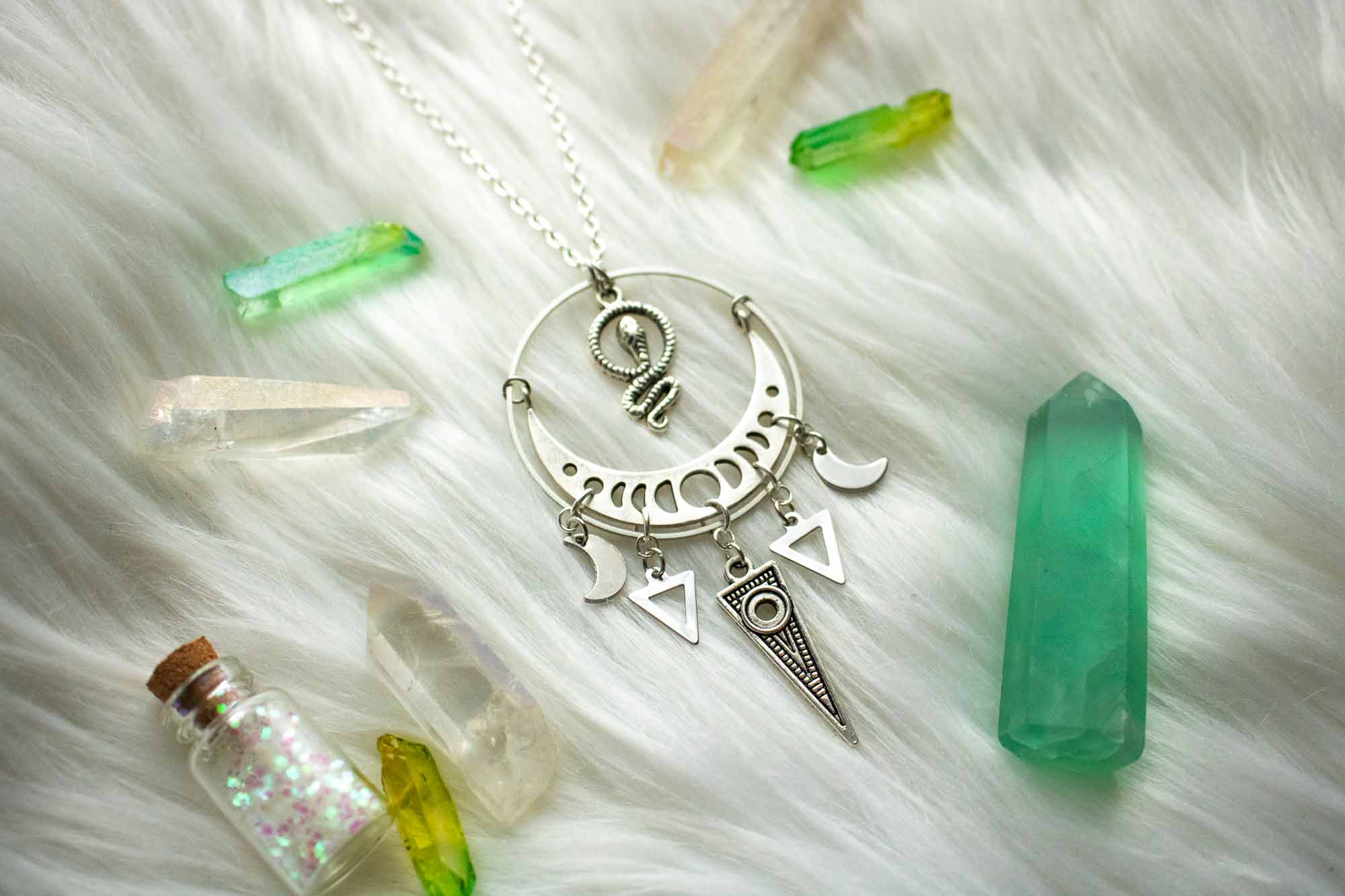 Pendentif Lessah argenté avec lune et serpent - lunamanashop